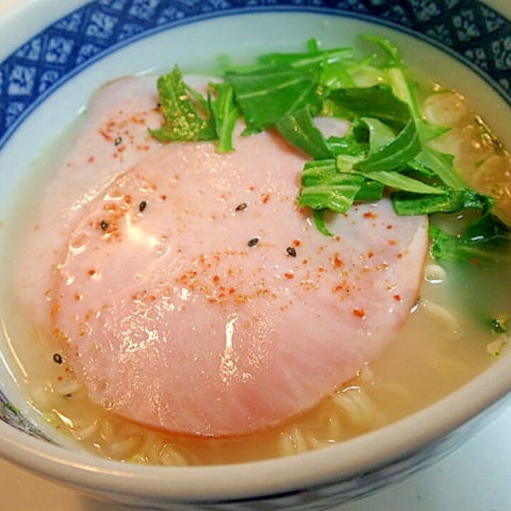 水菜とハムのピリ辛豚骨ラーメン